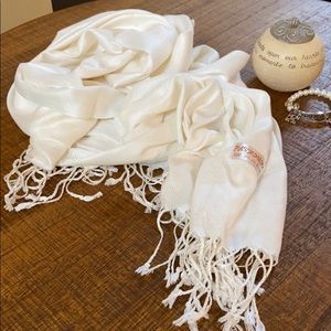 Beautiful Pashmina EUC Gorgeous cream colored wrap